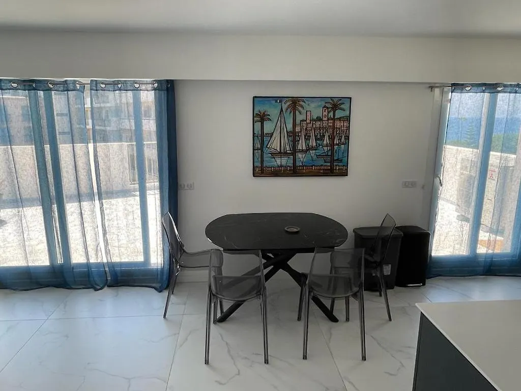 Modern Chic Seaview Appartement location